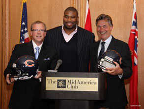 Visiting American neighbours: Premier Gary Doer of Manitoba (right) and Premier Brad Wall of Saskatchewan (left) with Israel Idonije of the Chicago Bears (centrer), a native of Winnipeg, Manitoba.