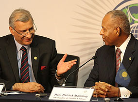 Commonwealth Secretary-General Kamalesh Sharma (left) with Trinidad and Tobago's Prime Minister, Patrick Manning, at the pre-summit press conference on 26 November 2009. Kenroy Ambris/Commonwealth Secretariat. 