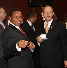 Jamaica Prime Minister Bruce Golding (r) and Tanzanian President Jakaya Kikwete.  Kenroy Ambris/Commonwealth Secretariat. 