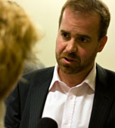 Michael Byers talks to the media in Vancouver Centre, in the 2008 Canadian federal election campaign.