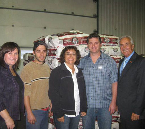 La dÃ©putÃ©e Claude DeBellefeuille et Robert Pilon, du marchÃ© IGA Pilon-McKinnon de Salaberry-de-Valleyfield, ont rencontrÃ© des jardiniers maraÃ®chers, dont ceux de la ferme Pinsonneault & fils de Saint-Michel.