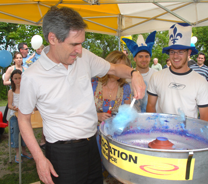 Liberal Leader Michael Ignatieff, at least trying to get to know voters better in la belle province – homeland of the first people who called themselves Canadians,  June, 2009.