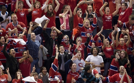 Les partisans survoltÃ©s du Centre Bell ont longuement applaudi hier soir la victoire de leurs favoris. Photo : Jacques Nadeau, Le Devoir.