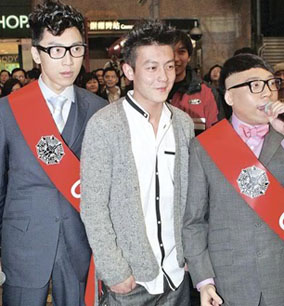 Edison Chen with rapping duo FAMA (literally Farmer in Chinese), Causeway Bay’s shopping center, Hong Kong, late January 2010.