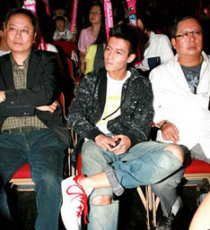 Edison Chen at June 16, 2010 FAMA concert in Hong Kong, with  Media Asia boss Peter Lam (r).