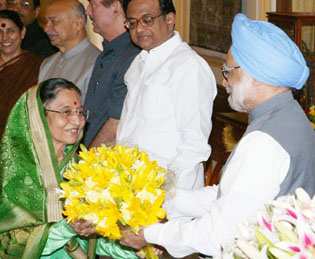 PI The Prime Minister of India, Dr. Manmohan Singh (r) bidding farewell to the President of India, Smt. Pratibha Devisingh Patil (l) before her departure on her State Visit to the People's Republic of China, May 26, 2010.