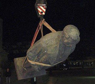 Workers dismantle the statue of the Soviet dictator Josef Stalin from the central square in his hometown of Gori, Georgia.  Photo: REUTERS.