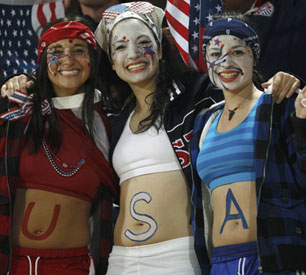  ieusa01 ...  US fans pose for photograph as they wait for the start of the 2010 World Cup second round match between United States and Ghana at Royal Bafokeng stadium in Rustenburg, South Africa, June 26, 2010. Photograph by: Brian Snyder, REUTERS.